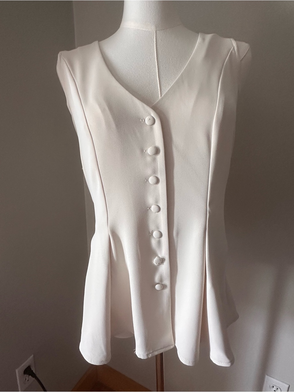 NWT MELLODAY Cream/ivory Sleeveless V-Neck Button-Front Blouse